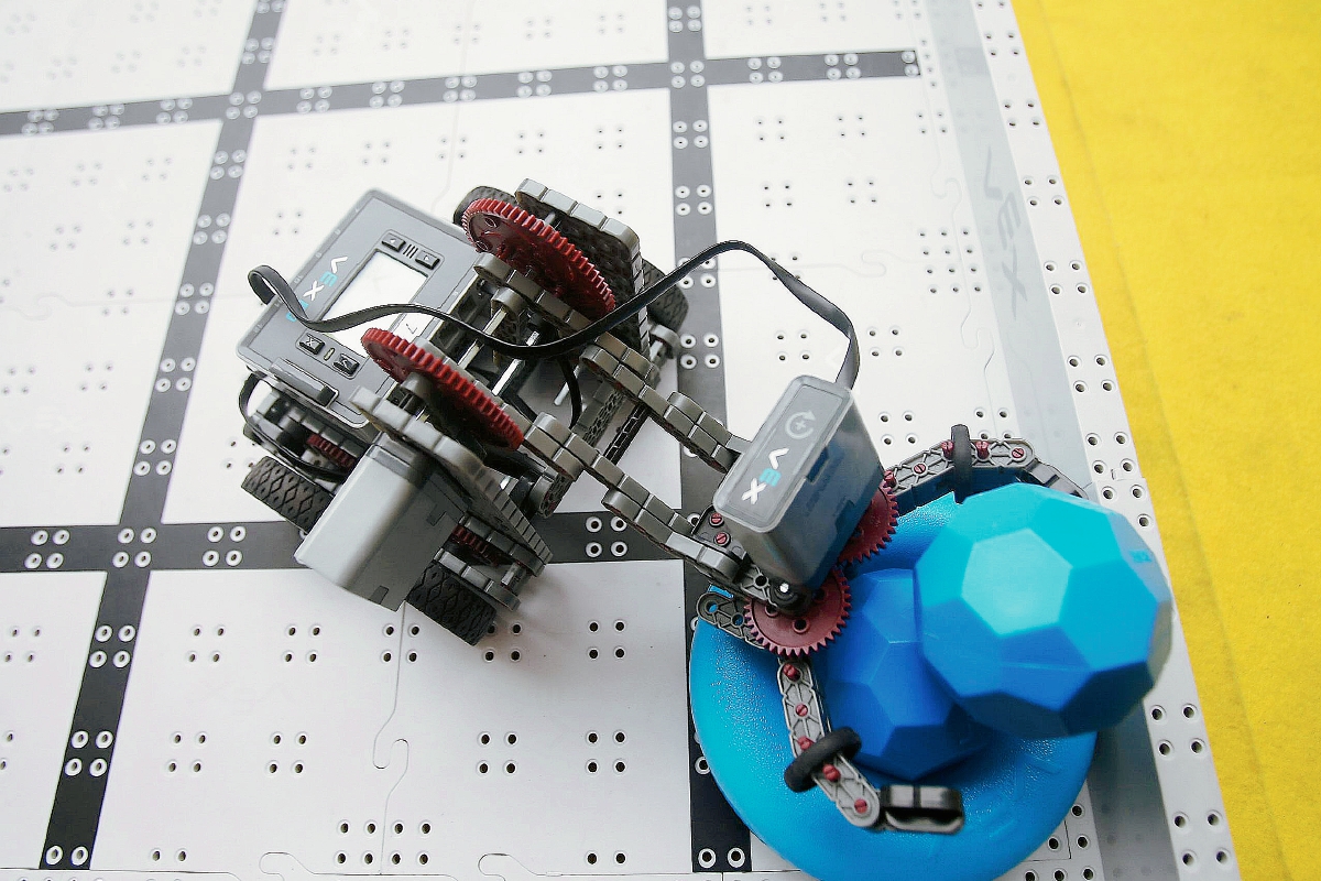 Robot en  una demostración de destreza, en la Facultad de Ciencias y Matemáticas de la Universidad de Santiago de Chile, en donde esta semana se celebra uno de los certamen de robótica más grande de América Latina. (Foto Prensa Libre: EFE)