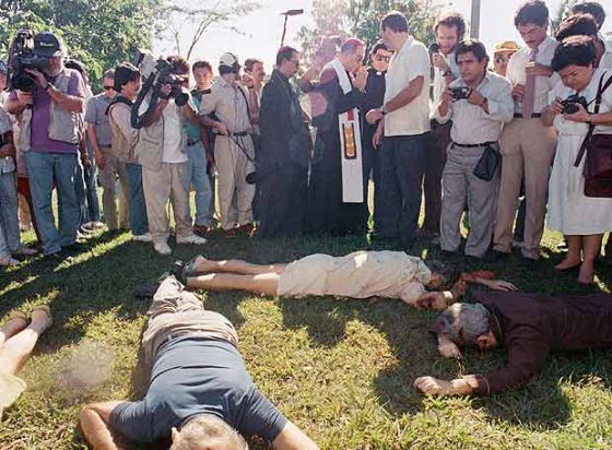 Los cuerpos de los asesinados en la masacre, en 1989. (Foto Prensa Libre:AP).