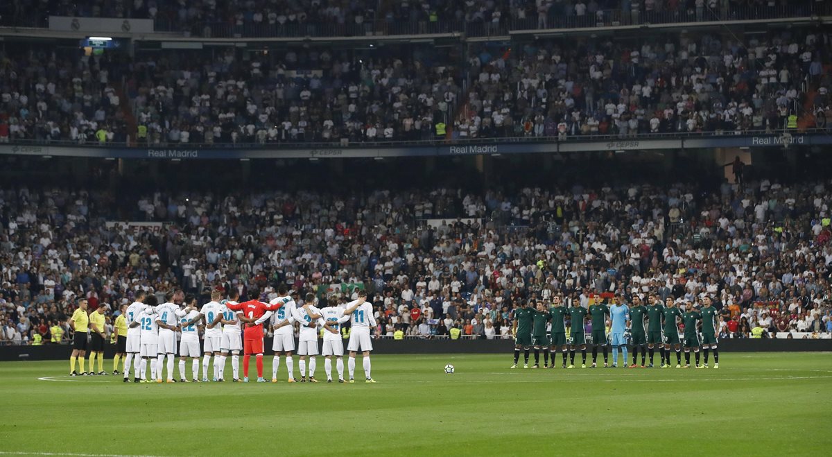 Los equipos hicieron un homenaje a las víctimas del terremoto de México con un minuto de silencio previo al inicio del partido.