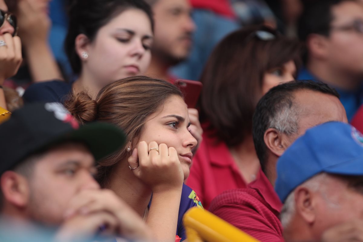 La afición escarlata no pudo terminar contenta en El Trébol, por la derrota de su equipo. (Foto Prensa Libre: Norvin Mendoza)