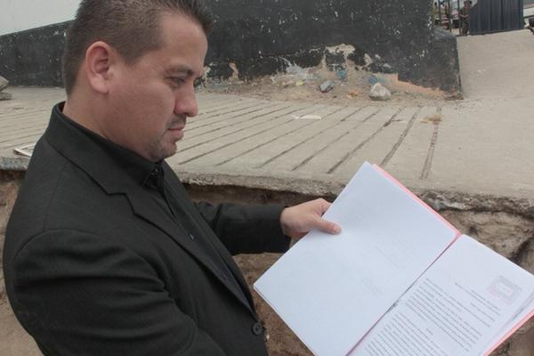 Jonatan  Villatoro González muestra documentos que utlizará en la defensa del exalcalde. (Foto Prensa Libre: Carlos Grave)