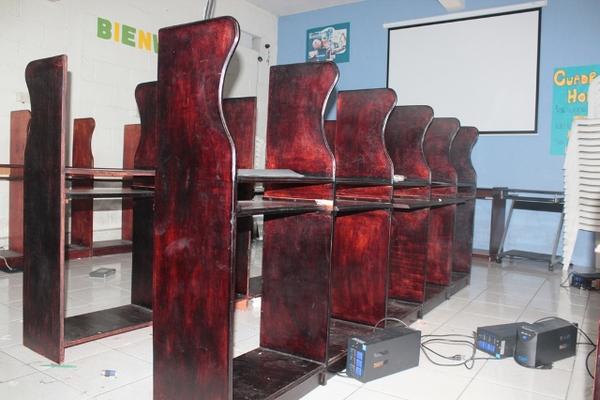 Escritorios vacíos en el laboratorio de computación del colegio Santa Familia, de Escuintla, de donde se llevaron 42 computadoras. (Foto Prensa Libre: Melvin Sandoval)