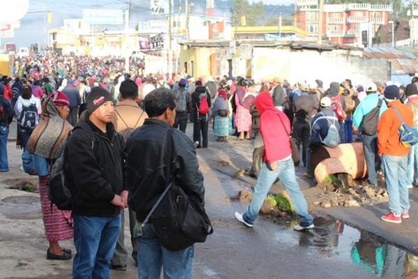 Cerca de 5 mil personas bloquean el paso en Cuatro Caminos. (Foto Prensa Libre: Edgar Domínguez)