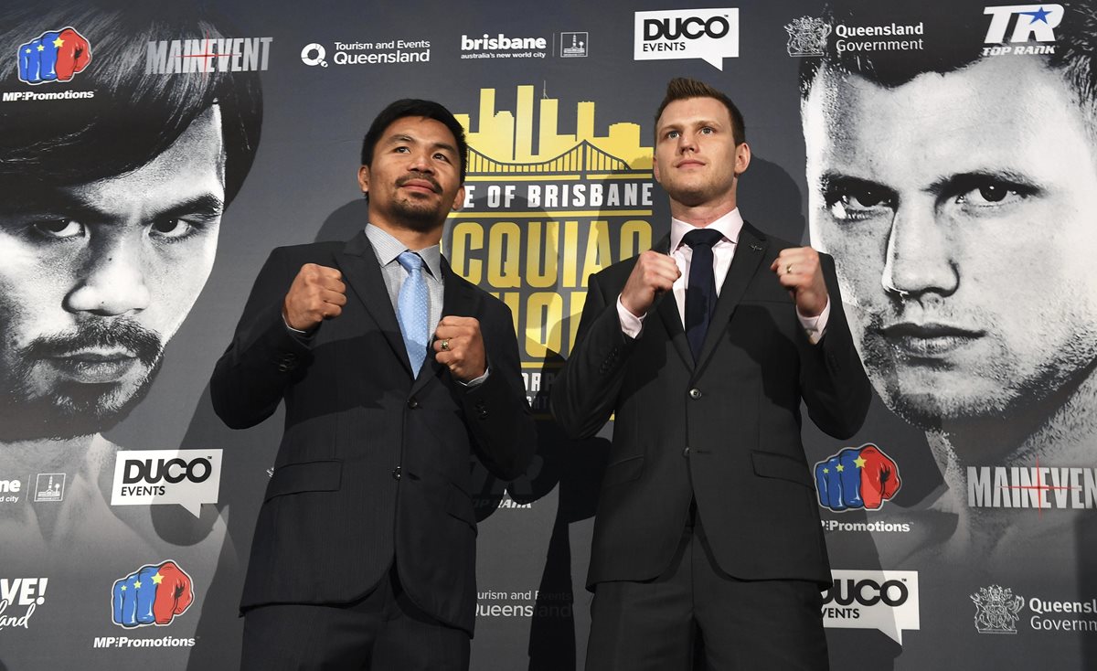 Los boxeadores Jeff Horn (d) de Australia y Manny Pacquiao (i) de Filipinas ofrecen una rueda de prensa en Brisbane (Australia). (Foto Prensa Libre: AFP)