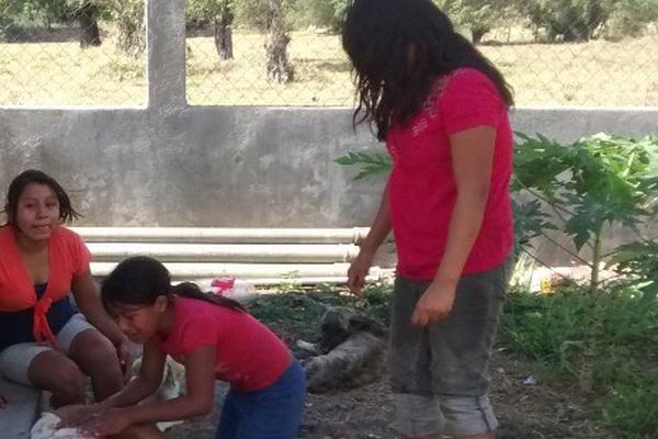 Familiares lloran la muerte de Erasmo Véliz, en la cabecera de Chiquimula. (Foto Prensa Libre: Edwin Paxtor)<br _mce_bogus="1"/>