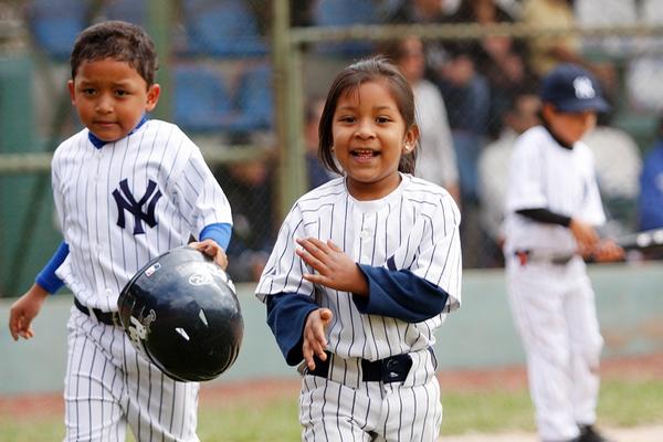 Angie Leiva de Yankees celebra su anotación. (Foto Prensa Libre: Jesús Cuque)