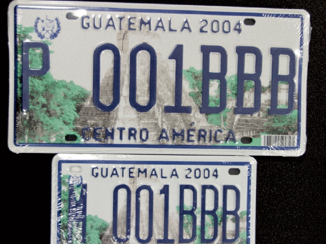 El último cambio generalizado de placas de circulación de vehículos terrestres se realizó en el 2004 y las autoridades tributarias preparan el nuevo cambio en el 2020. (Foto Prensa Libre: Hemeroteca)