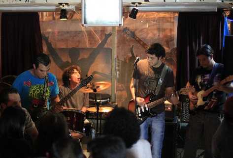 Este trío logra reunir a decenas de personas con sus interpretaciones musicales.