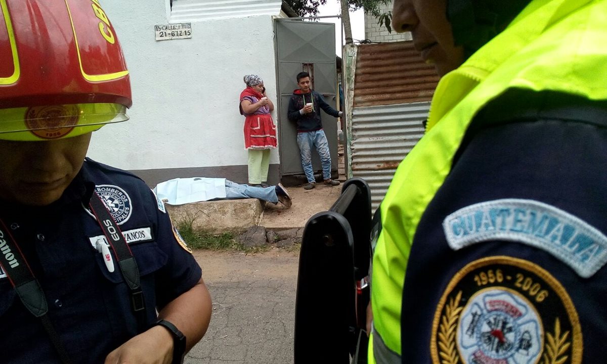Estrada Reyes, de 58 años, quedó sin vida en una banqueta frente a su casa, en la zona 16. (Foto Prensa Libre: Erick Ávila)