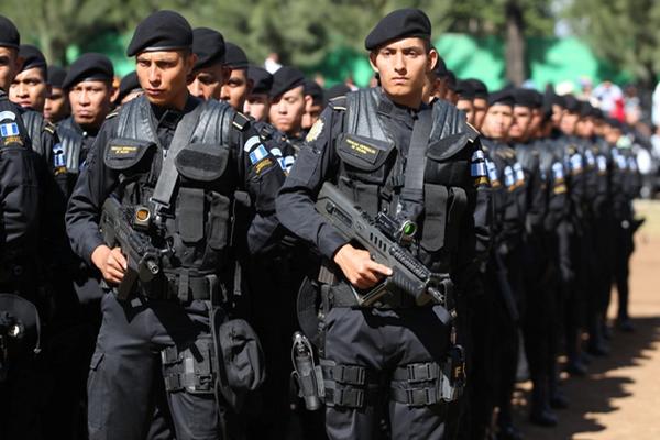 Ciento 19 policías se suman a las FEP. (Foto Prensa Libre: Erick Avila)