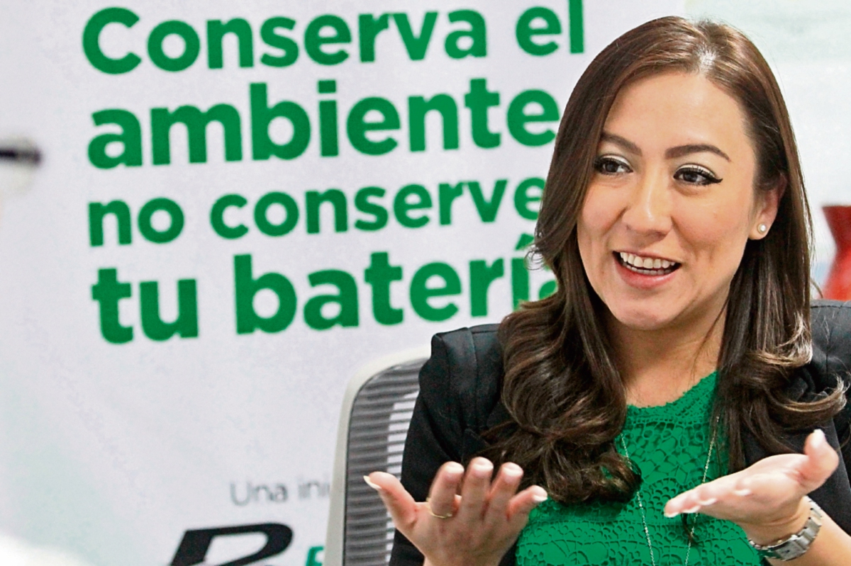Angélica de León, gerente general de BARETEC Guatemala,  empresa que trabaja para conservar el ambiente y mantenerlo limpio, por medio del reciclaje de baterías de automotores. (Foto Prensa Libre: Álvaro Interiano)