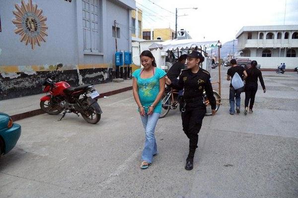 Clara Luz Hernández, sindicada de la muerte de su hijo, es conducida a la cárcel de mujeres de Jalapa, después de una audiencia. (Foto Prensa Libre: Hugo Oliva)