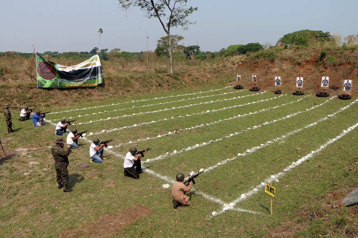 Los jóvenes hicieron pruebas con arma de alto calibre en tres posiciones. (Foto Prensa Libre: Rolando Miranda)