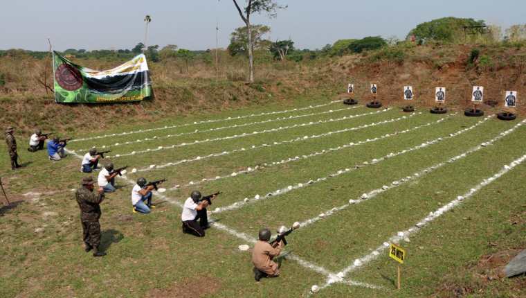 Los jóvenes hicieron pruebas con arma de alto calibre en tres posiciones. (Foto Prensa Libre: Rolando Miranda)