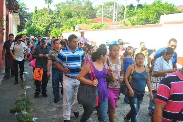 Maestros participan en una caminata en Retalhuleu para exigir contrato. (Foto Prensa Libre: Jorge Tizol)  <br _mce_bogus="1"/>