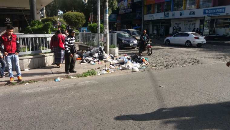 Acumulación de basura en las calles de Xela dificulta el paso de peatones. (Foto Prensa Libre: María José Longo)