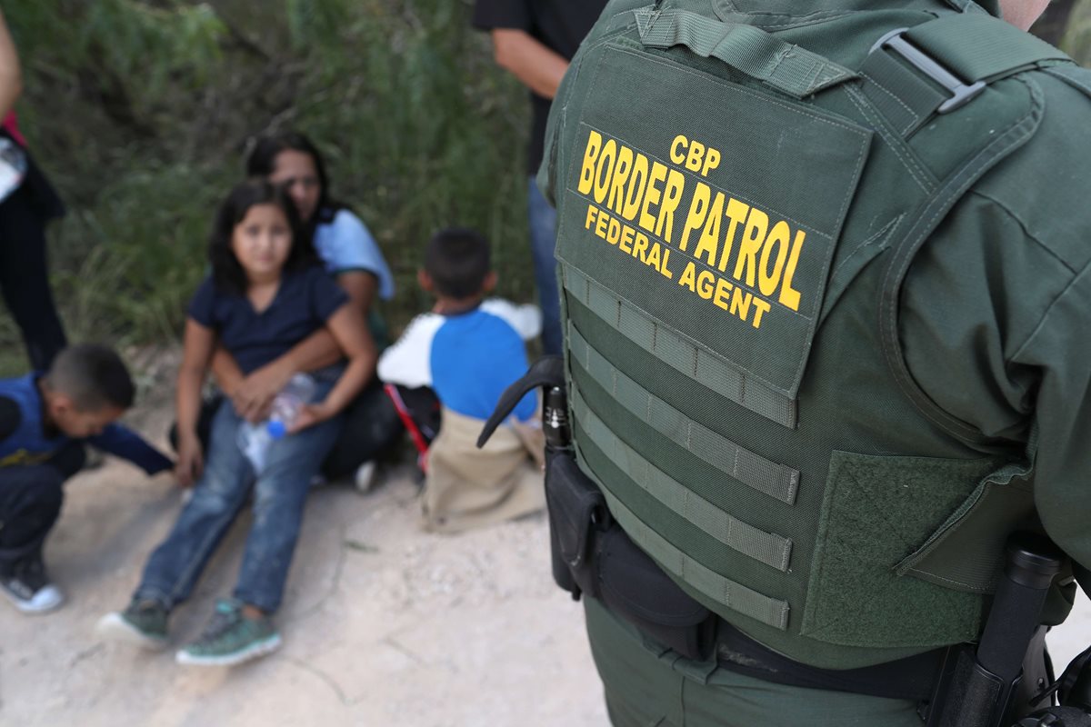 Madres con varios niños detenidos por agentes fronterizos en Texas. (Foto Prensa Libre: AFP)