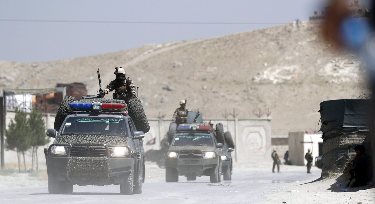 Funcionarios de seguridad afganos patrullan en las afueras de Kabul. (Foto Prensa Libre: EFE).