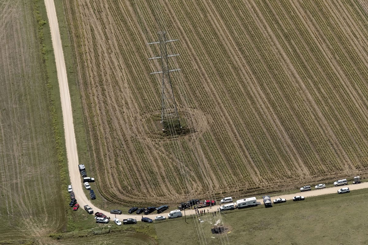 Vista aérea del área investigada por autoridades tras el desplome del globo aerostático en Texas. (Foto Prensa Libre: AP).