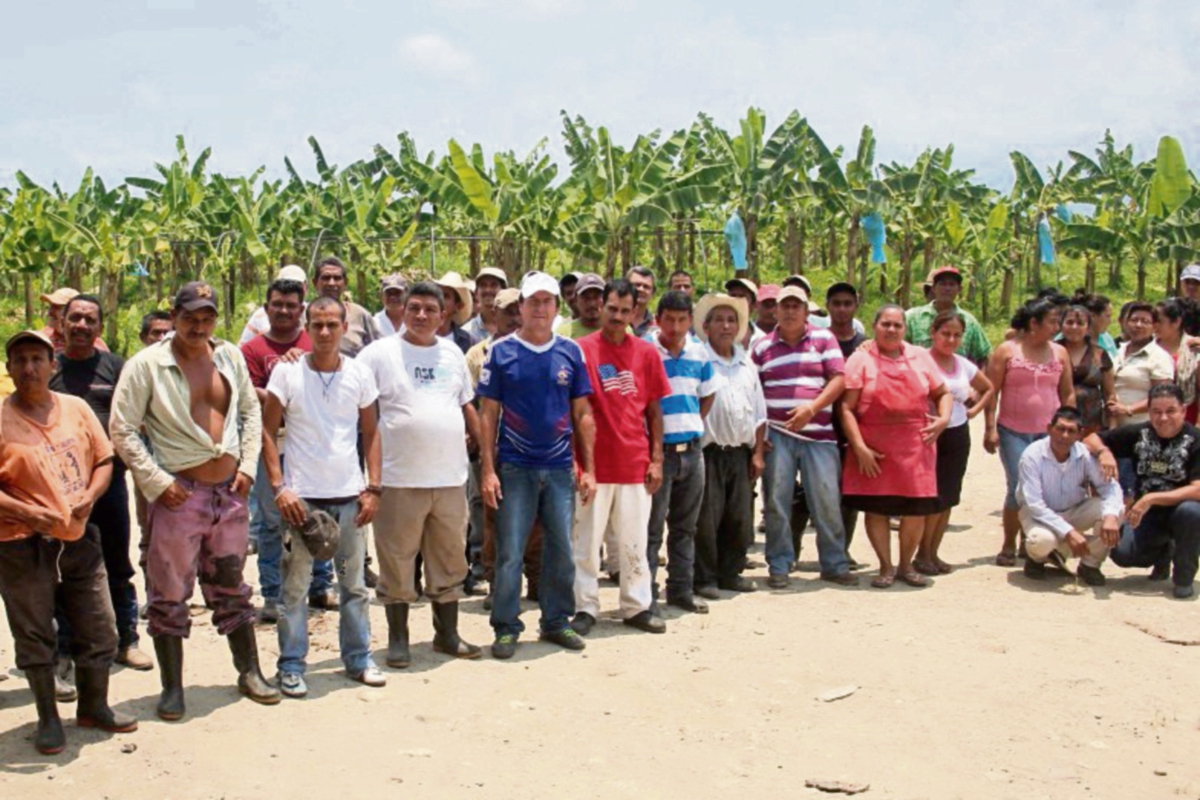 Parte del  grupo de trabajadores  que se mantiene en paro, en   Morales, Izabal. (Foto Prensa: Edwin Perdomo)