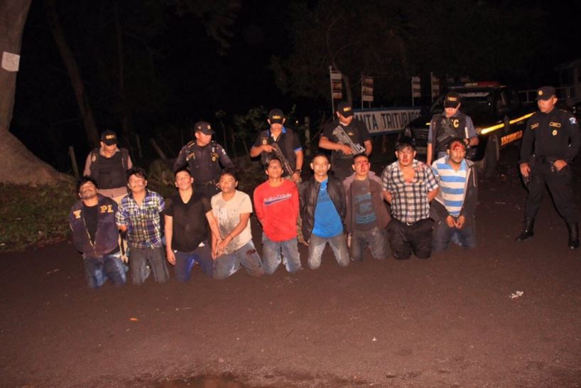 Los nueve capturados son custodiados por agentes de la PNC en Siquinalá, Escuintla. (Foto Prensa Libre: PNC)