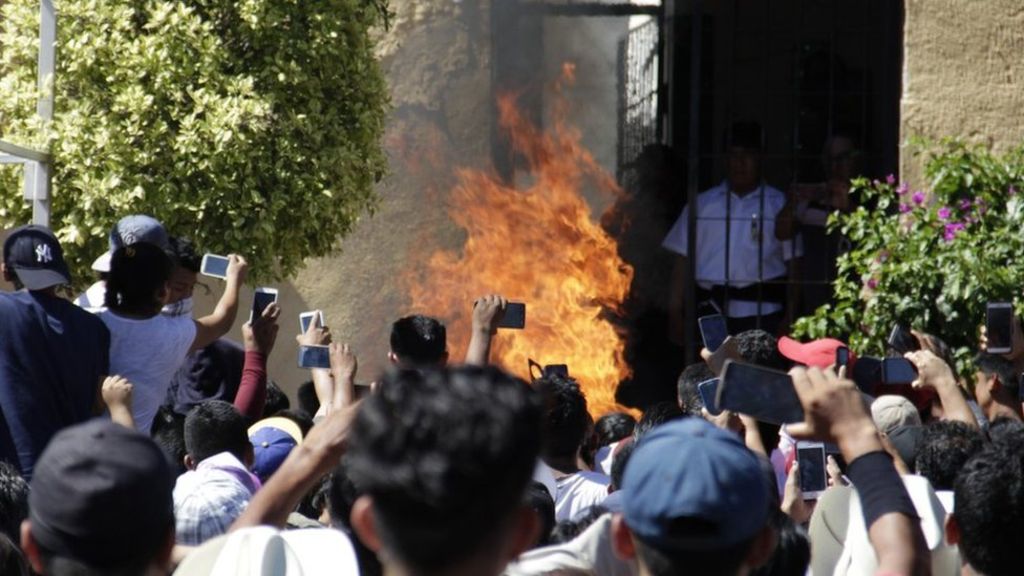 Una multitud de celulares se levantaron para captar el momento en que Ricardo y Alberto fueron quemados vivos. ENFOQUE