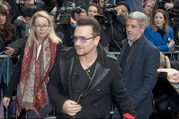 Bono durante su llegada al Band Aid 30' charity single, en Londres, el pado 15 de noviembre. (Foto Prensa Libre: EFE)