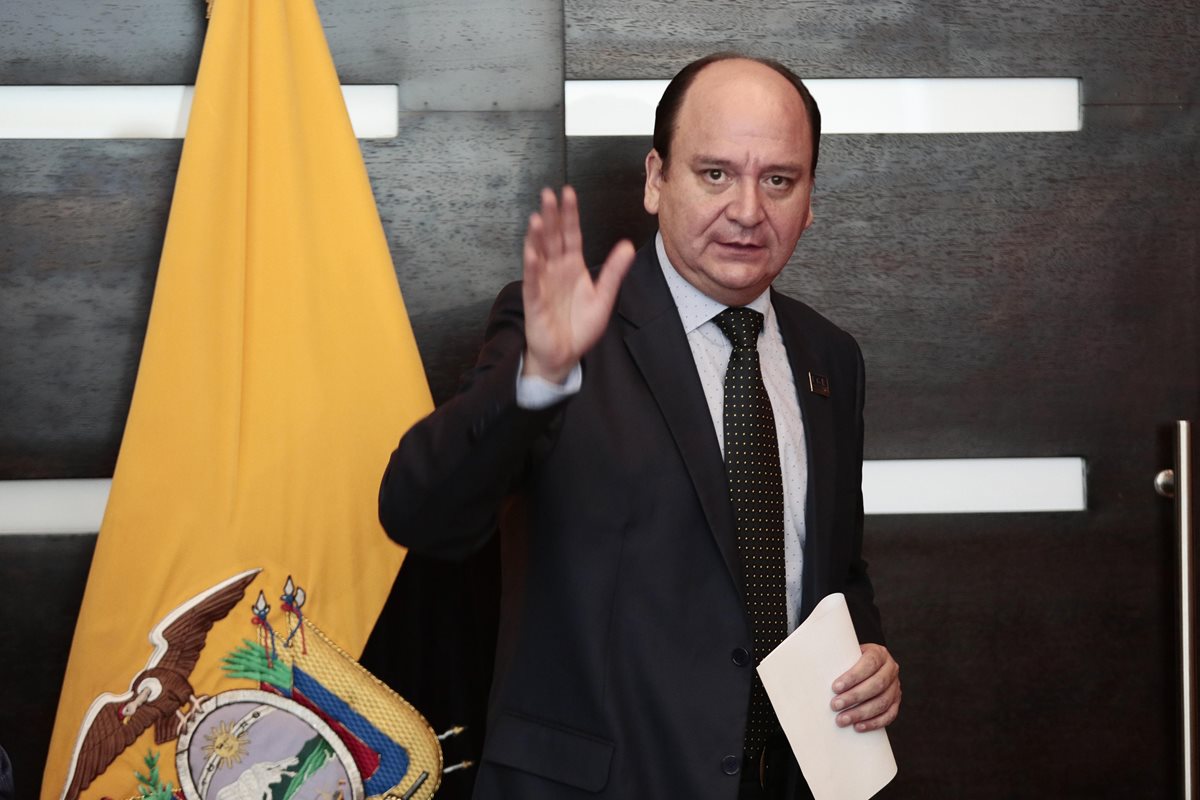 El fiscal general de Ecuador, Carlos Baca Mancheno, en conferencia en el aeropuerto de Quito. (Foto Prensa Libre: EFE)