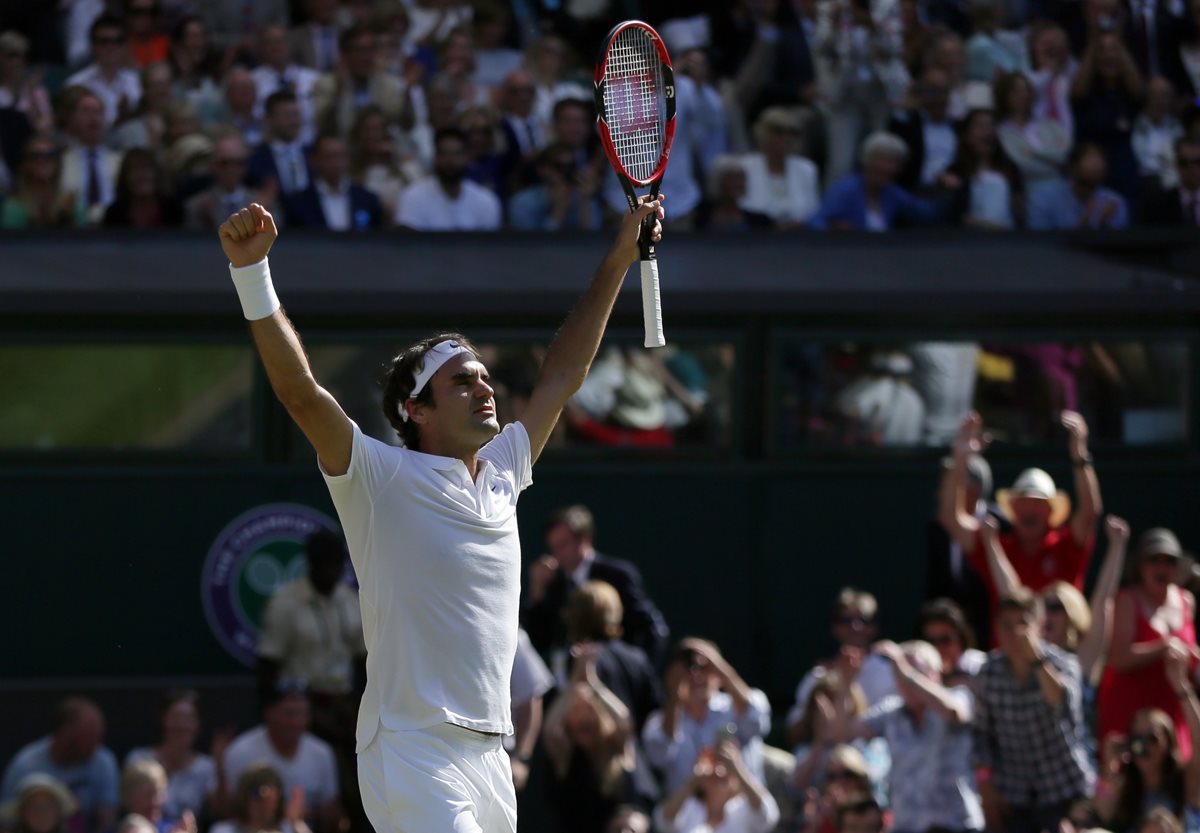 El suizo Roger Federer celebra luego de ganar contra el croata Marin Cilic y avanzar a las semifinales del abierto de Wimbledon. (Foto Prensa Libre: AP)