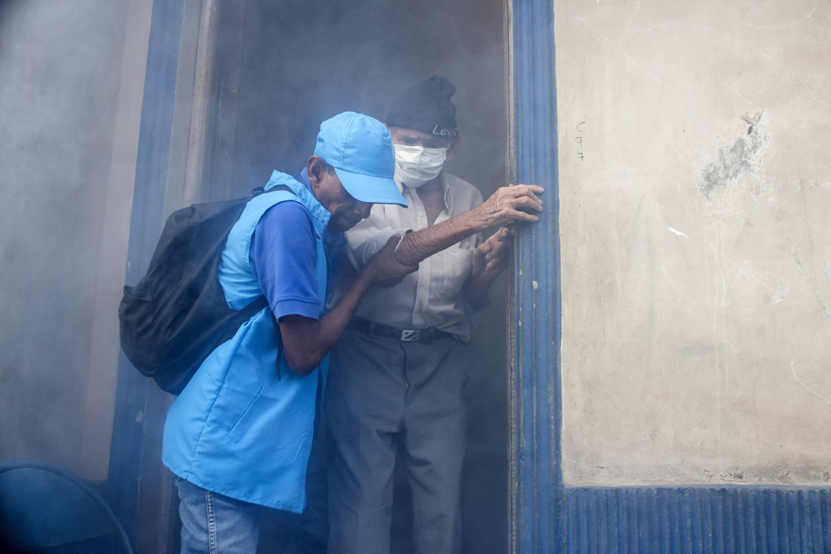 Para ricos y pobres, el zika significa cosas muy distintas. (Foto Prensa Libre: AP).