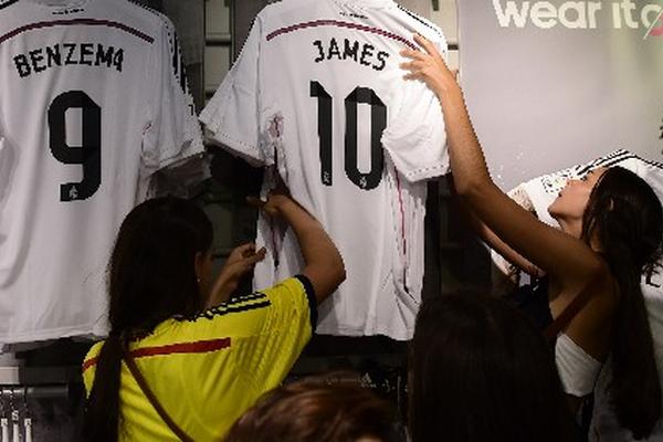 La camisola blanca con el número 10 fue la más vendida. (Foto Prensa Libre: AFP)
