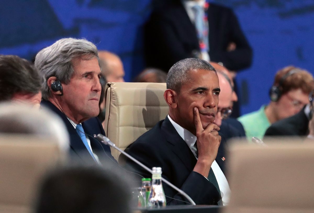 Obama en Varsovia (d), junto al secretario de Estado John Kerry (d). El mandatario estadounidense lamentó desde Polonia, donde participa en la cumbre de la Otan, los hechos sangrientos de Dallas. (Foto Prensa Libre: AFP).