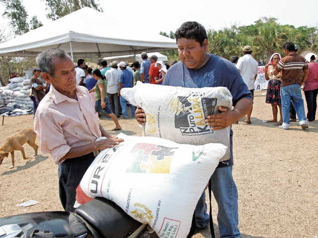 Durante 2015 se entregaron 1 millón 100 mil sacos de abono a pequeños productores del país. (Foto Prensa Libre: Hemeroteca PL)