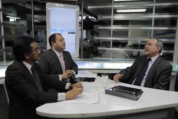 Los Editores  Carlos Tárano y Antonio Barrios Alvarado conversan con el embajador de México,  Carlos Tirado Zavala, quien anunció la visita al país de funcionarios de ese país.