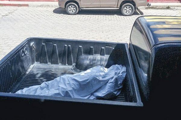 Autopatrulla de la Policía Nacional Civil traslada el cadáver de Víctor Hugo Cisneros a la morgue de Salamá. (Foto Prensa Libre: Carlos Grave)
