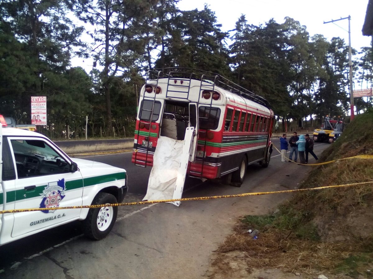 El asalto al bus se registró en el kilómetro 43, en Sumpango, Sacatepéquez. (Foto Prensa Libre: Renato Melgar)