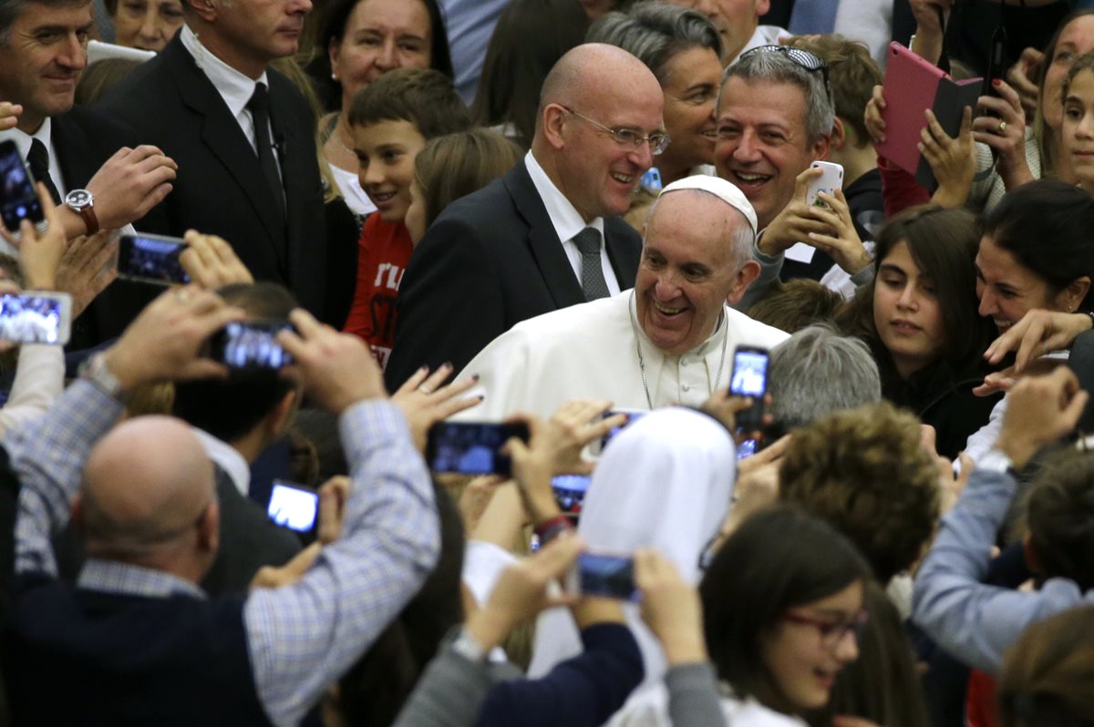 <span class="hps">El Papa saluda a </span><span class="hps">fieles durante la</span><span class="hps"> audiencia</span> <span class="hps">en</span><span class="hps"> el Vaticano. (Foto Prensa Libre:AFP).</span>