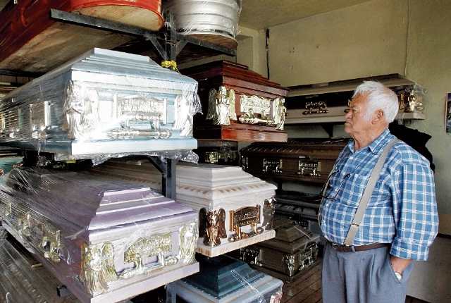 Las cajas fúnebres están fabricadas de madero o bien imitación metal recubiertas de tela o nylon. (Foto Prensa Libre: Paulo Raquec)