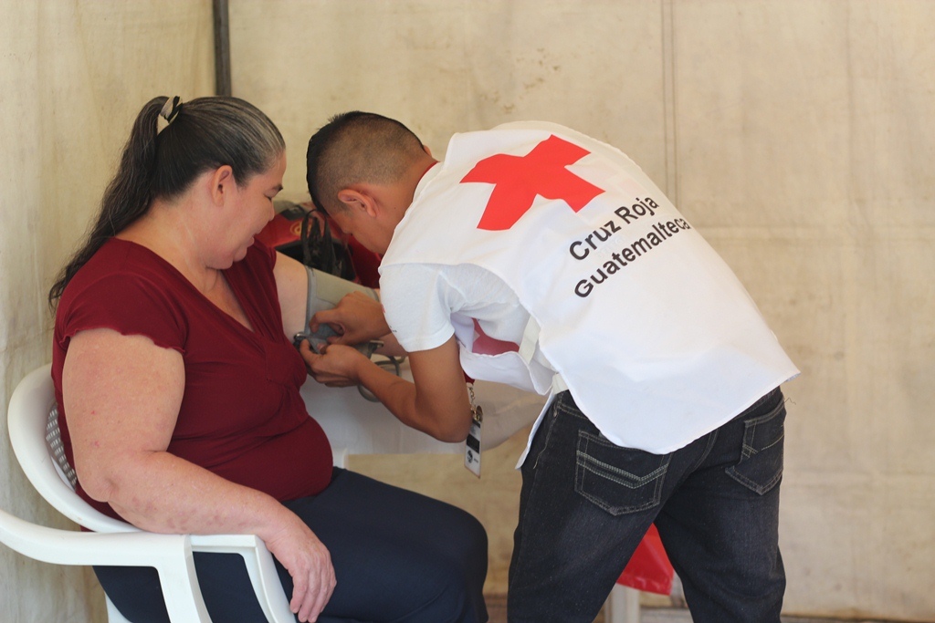 Vecina recibe atención médica en la jornada efectuada en la aldea Bado Hondo, Chiquimula. (Foto Prensa Libre: Edwin Paxtor)