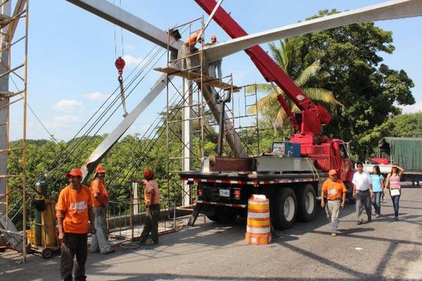 Trabajadores de Covial reparan estructura del puente Vado Ancho, en el kilómetro 237 el cuando conduce hacia la frontera con México. (Foto Prensa Libre: Alexander Coyoy)<br _mce_bogus="1"/>