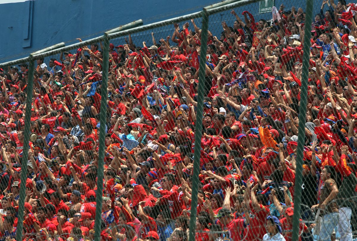 Los clásicos son los únicos duelos que seguirán celebrándose con la observancia de seguidores locales. (Foto Prensa Libre: Hemeroteca PL)