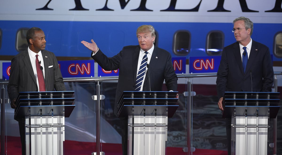 <em>Ben Carson (izq.) Donald Trump y Jeb Bush durante su intervención en el debate. (Foto Prensa Libre: AP).</em>