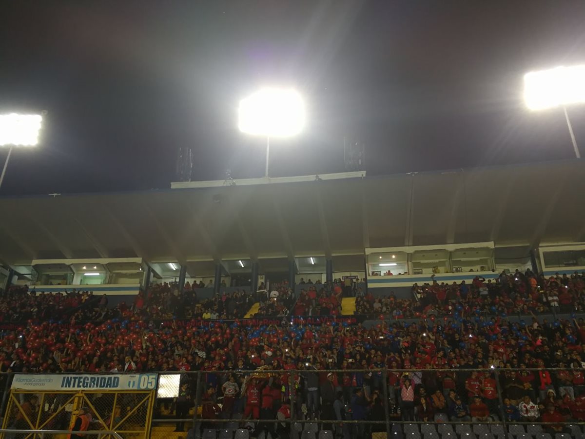 El estadio Doroteo Guamuch luce sus mejores galas con la afición roja.