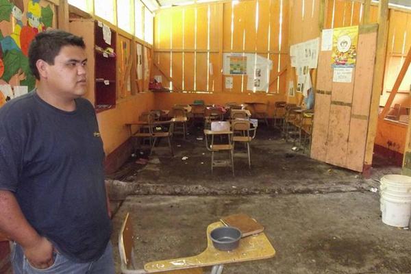 Maestro muestra estado de un salón de clases de la escuela Mopán, en Dolores, Petén. (Foto Prensa Libre: Walfredo Obando).?