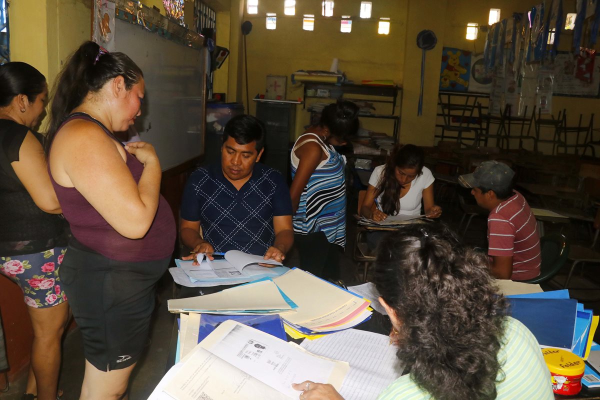 Maestros de una escuela de Coatepeque inscriben a estudiantes en aulas que no cuentan con luz, debido a que fue suspendido el suministro de energía, por falta de pago. (Foto Prensa Libre: Rolando Miranda)