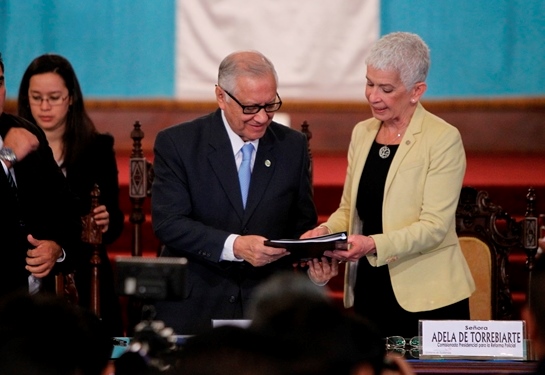 Adela Camacho entrega el documento al presidente Alejandro Maldonado. (Foto Prensa Libre: Paulo Raquec)