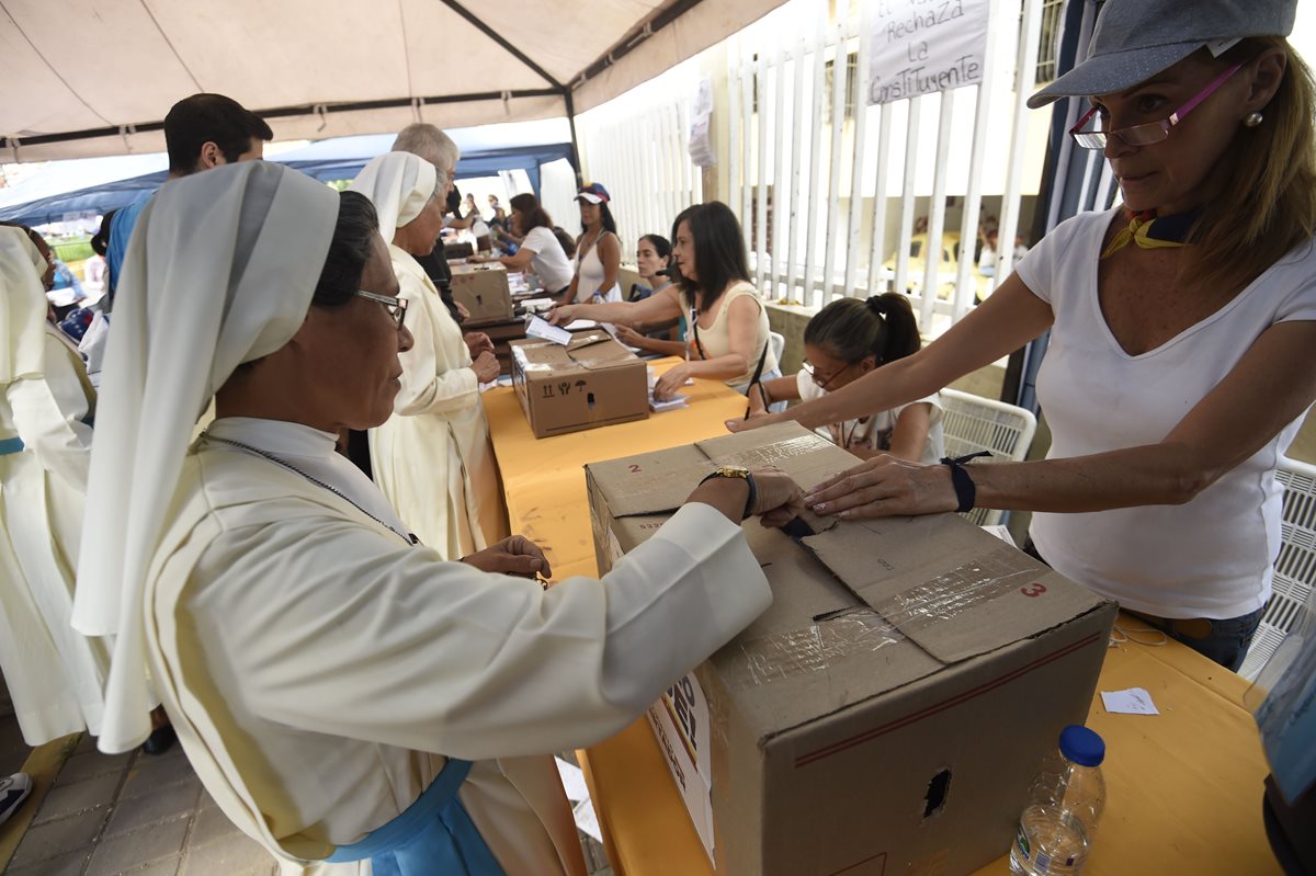 El gobierno ve el plebiscito como una consulta interna  de la MUD o un acto más de protesta. Pero Maduro suavizó el sábado el tono y llamó a que se realice el acto en paz .