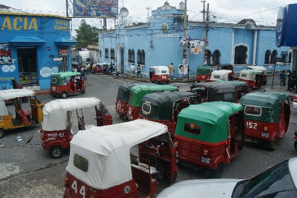 Mototaxistas bloquean paso vehicular,  en protesta por incremento de unidades.
