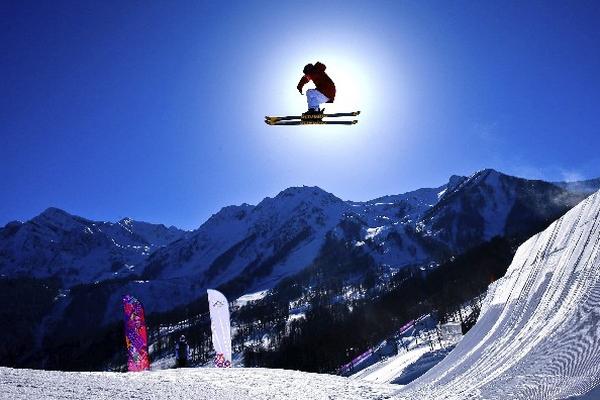 Un esquiador realiza un salto durante uno de los entrenamientos de los Juegos Olímpicos de Invierno de Sochi 2014. (Foto Prensa Libre: EFE)