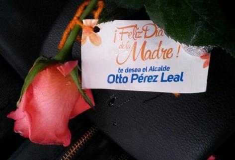 Las rosas eran acompañadas por una nota. (Foto cortesía del usuario de Twitter @RE2TWIT)